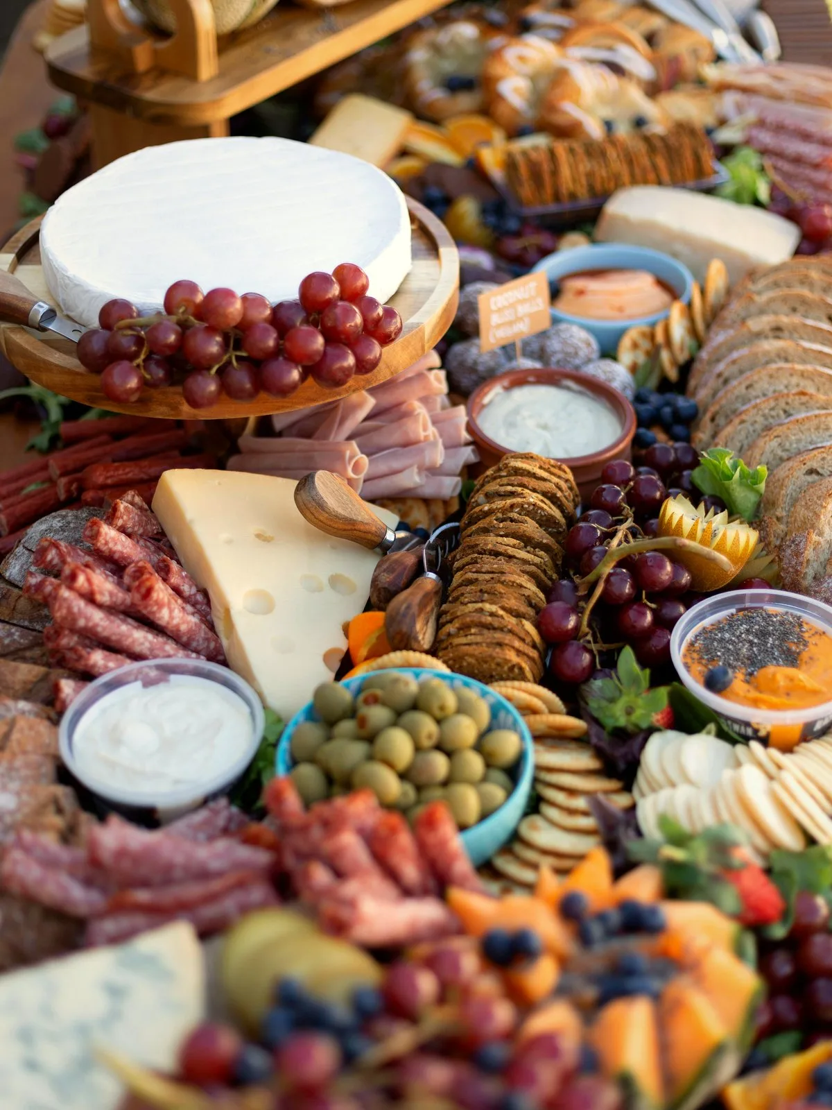 Office Catering in Zürich — grosszügige Grazing Table von D&G Dining & Gastro