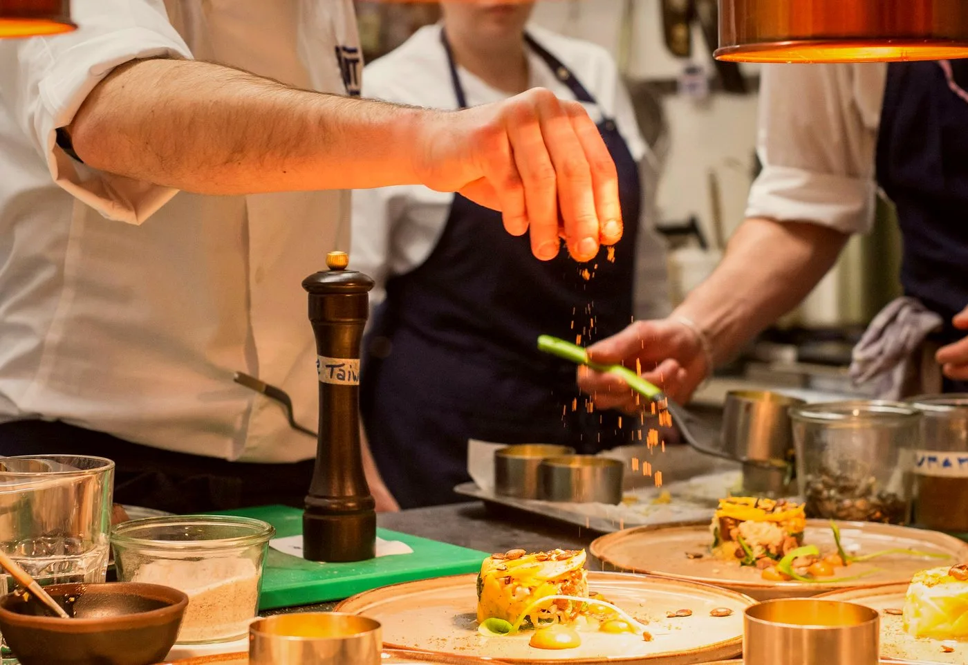 D&G – Dining & Gastro: Koch beim Anrichten und Würzen in der Küche in Zürich